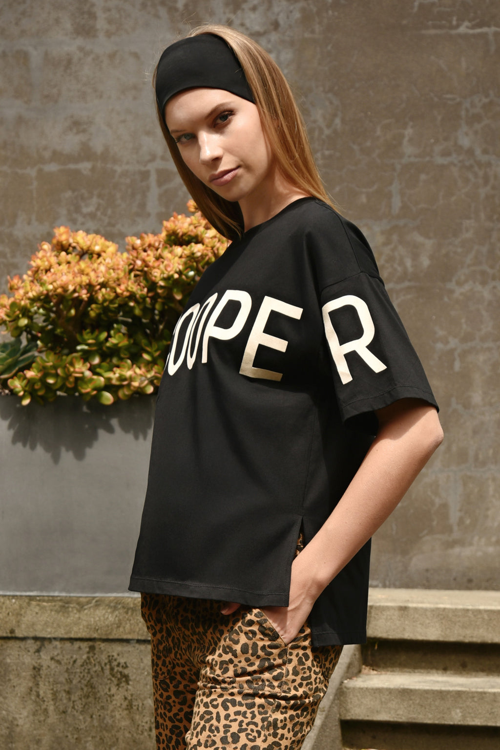 COOPER LEFT HANGING T-SHIRT-BLACK