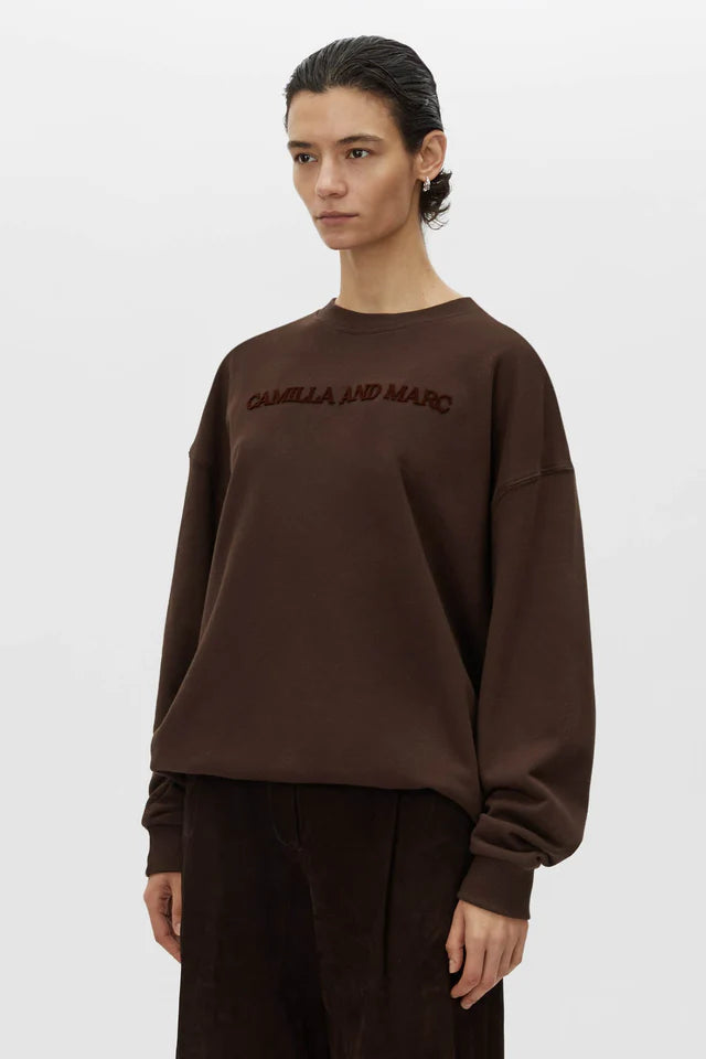 CAMILLA & MARC TIA FLOCKING LOGO CREW-BITTER CHOCOLATE
