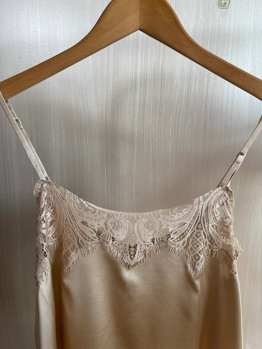 MAUD DAINTY TAMBOURINE TOP-CHAMPAGNE