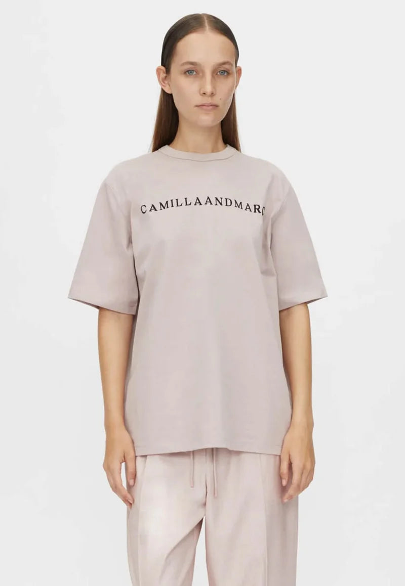 CAMILLA & MARC CAPELLA LOGO TEE-ASH LILAC
